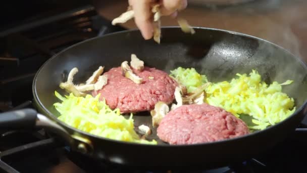 Cottura carne hamburger carne macinata di manzo in padella calda sul fornello — Video Stock