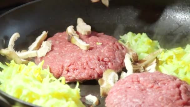 Kochen Hamburgerfleisch Hackfleisch in heißer Pfanne auf Herdplatte — Stockvideo