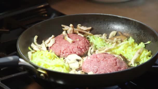 在热煎锅放炉子烹饪汉堡肉牛肉 — 图库视频影像
