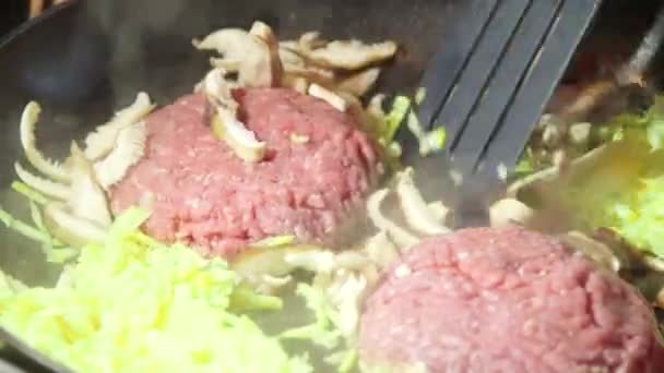 Kochen Hamburgerfleisch Hackfleisch in heißer Pfanne auf Herdplatte — Stockvideo
