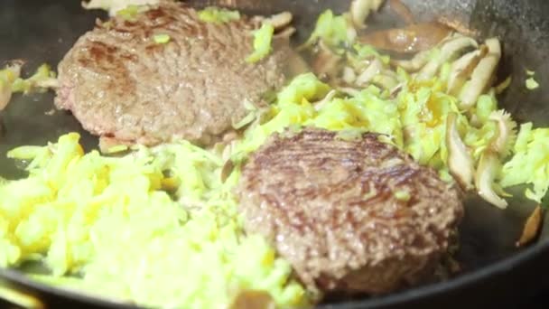 Cocinar carne de hamburguesa molida de res en sartén caliente en la estufa — Vídeo de stock