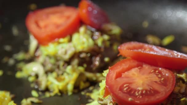 Cocinar carne de hamburguesa molida de res en sartén caliente en la estufa — Vídeos de Stock