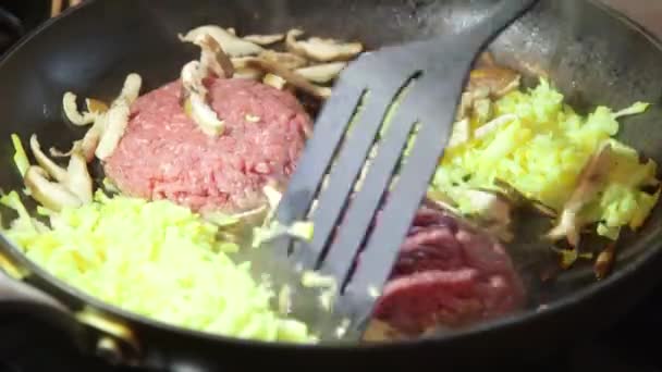 Cottura carne hamburger carne macinata di manzo in padella calda sul fornello — Video Stock