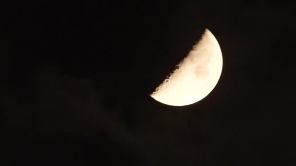 Donkere avond hemel met wolken die langs een halve maan — Stockvideo