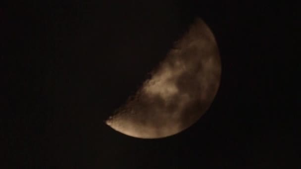 Dunkler Abendhimmel mit Wolken, die an einem Halbmond vorbeiziehen — Stockvideo