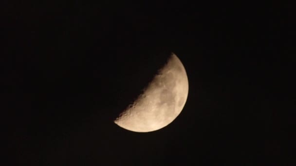 Dunkler Abendhimmel mit Wolken, die an einem Halbmond vorbeiziehen — Stockvideo