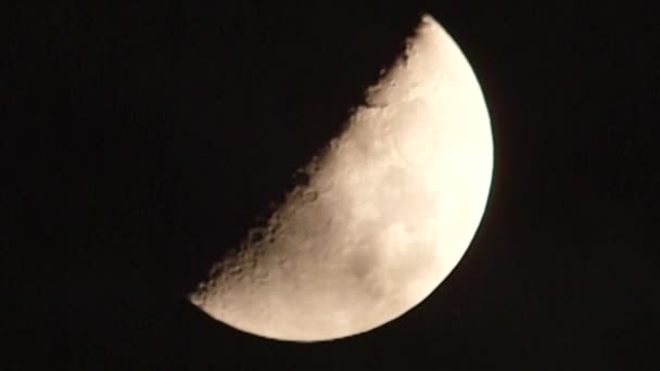 Ciemny wieczór niebo z chmurami ruchomych przeszłości pół księżyca — Wideo stockowe