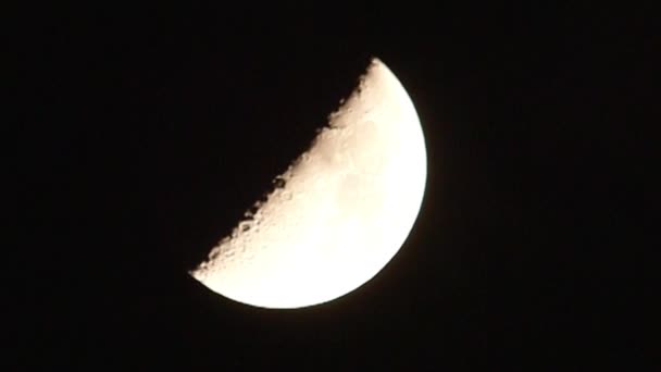 Cielo oscuro con nubes pasando media luna — Vídeos de Stock