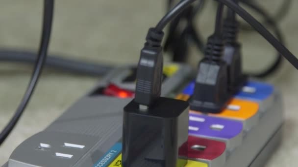 Toma eléctrica y cables de alimentación — Vídeo de stock