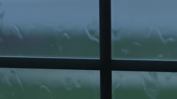 Krople deszczu spływające szkło okienne — Wideo stockowe