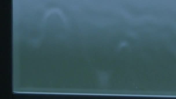 창 유리를 아래로 흐르는 비 드랍 스 — 비디오