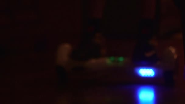 Αγόρι ιππασίας ένα δύο τροχών ηλεκτρικά αυτοδιαχειριζόμενο εξισορρόπησης σκούτερ — Αρχείο Βίντεο