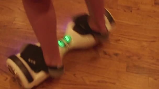 Garçon chevauchant un scooter auto équilibrage électrique à deux roues — Video