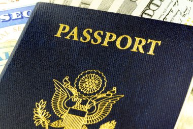 Amerika Birleşik Devletleri pasaport ve yüz dolar faturaları