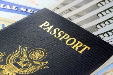 Amerika Birleşik Devletleri pasaport ve yüz dolar faturaları