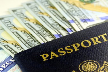 Amerika Birleşik Devletleri pasaport ve yüz dolar faturaları