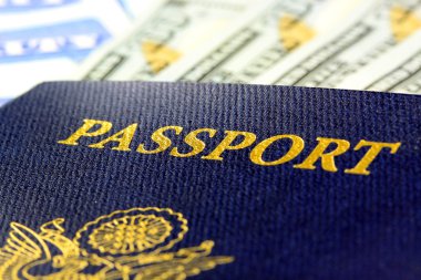 Amerika Birleşik Devletleri pasaport ve yüz dolar faturaları
