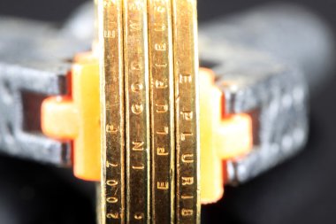 Kredi kriz yığın altın kelepçe içinde