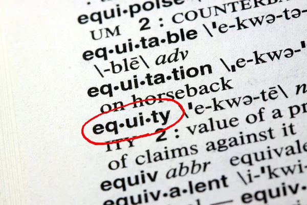 Das Wort Equity in einem Wörterbuch — Stockfoto