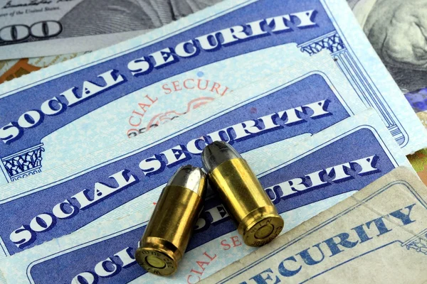 Proiettili di munizioni sulla carta di sicurezza sociale — Foto Stock