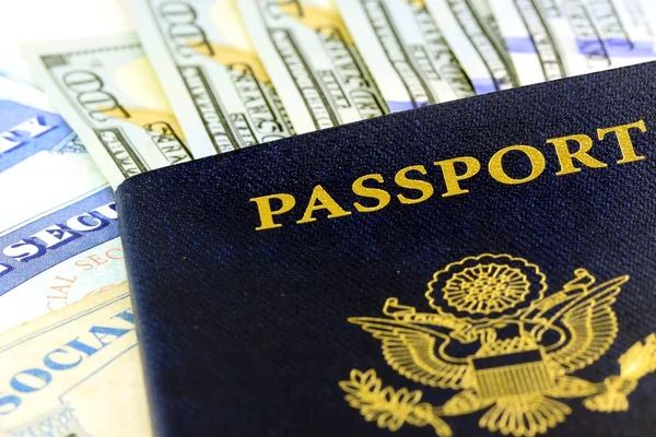 Passeport des États-Unis avec billets de cent dollars — Photo