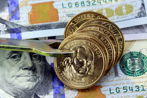 Crisi di credito Stack di monete d'oro in morsetto — Foto Stock