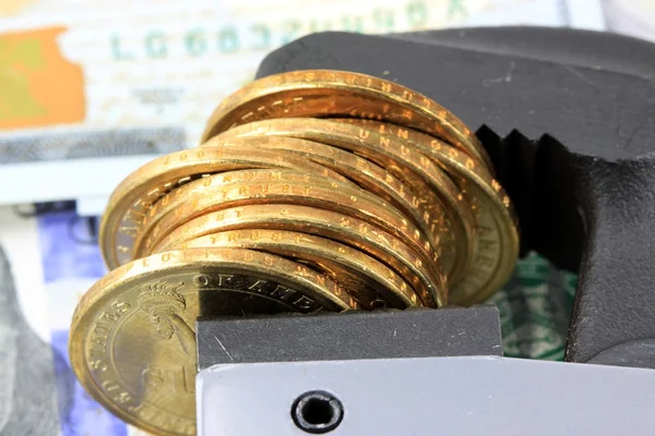 Úvěrová krize stoh zlatých mincí v svorku — Stock fotografie