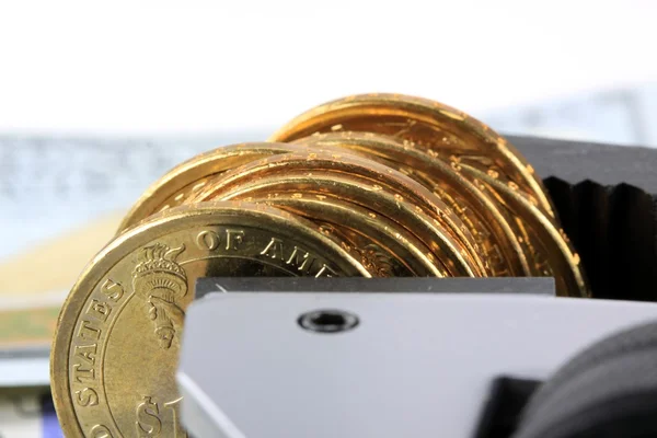 Πιστωτική κρίση στοίβα των χρυσών νομισμάτων στο σφιγκτήρα — Φωτογραφία Αρχείου