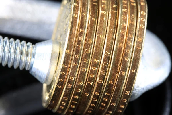 Προϋπολογισμός κρίση μας νόμισμα χρυσά νομίσματα σε Vise σφιγκτήρας — Φωτογραφία Αρχείου