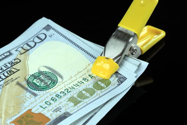 Putting a squeeze on your money — Stock Photo, Image