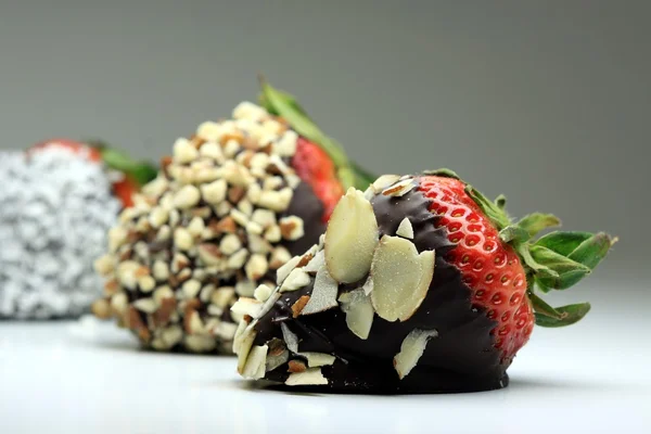 Morango mergulhado em chocolate coberto com amendoim — Fotografia de Stock