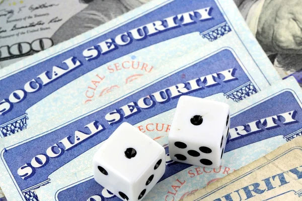 社会保障カードを置く白いサイコロ ストック画像