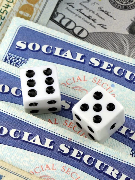社会保障カードを置く白いサイコロ ロイヤリティフリーのストック写真