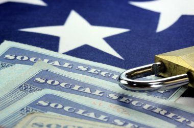 Asma kilit ve sosyal güvenlik kartı - kimlik hırsızlığı ve kimlik koruma kavramı