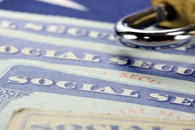 Asma kilit ve sosyal güvenlik kartı - kimlik hırsızlığı ve kimlik koruma kavramı