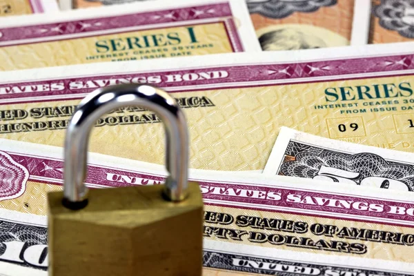 United States Savings Bonds with padlock - Conceito de segurança financeira — Fotografia de Stock