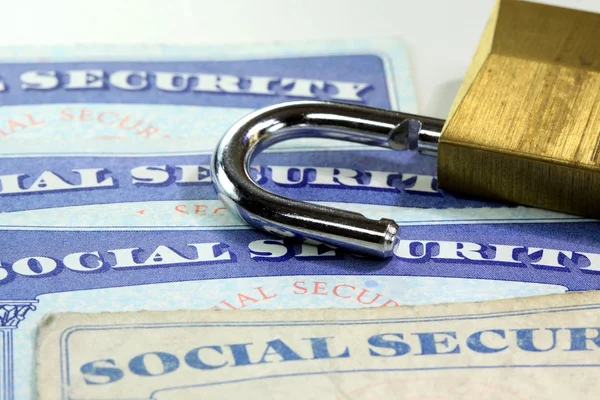 Padlock and social security card - Identity theft and identity protection concept — Stock Photo, Image