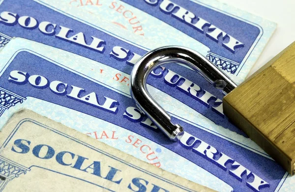 Padlock and social security card - Identity theft and identity protection concept — Stock Photo, Image