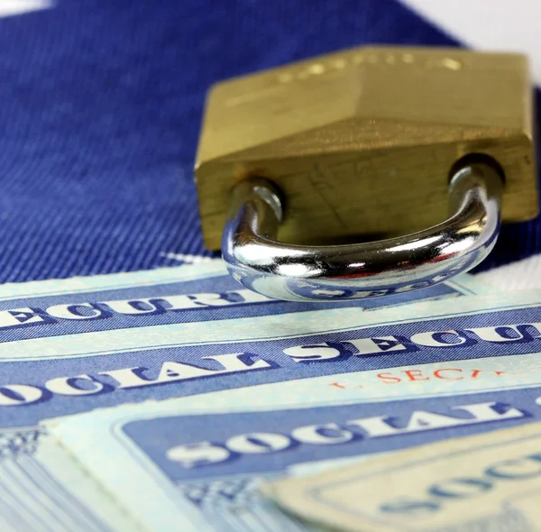 Vorhängeschloss und Sozialversicherungskarte - Identitätsdiebstahl und Identitätsschutzkonzept — Stockfoto