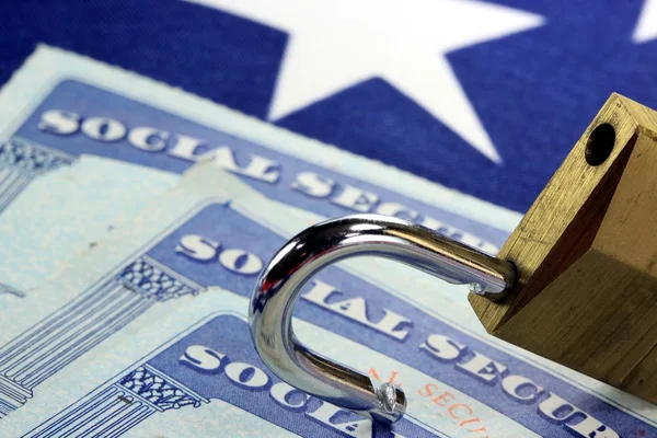 Asma kilit ve sosyal güvenlik kartı - kimlik hırsızlığı ve kimlik koruma kavramı