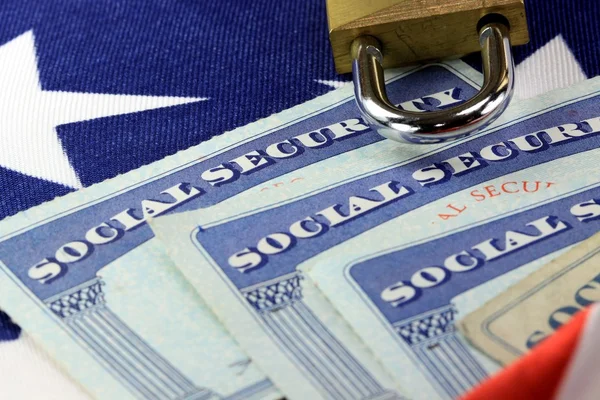 Hangslot en sociale zekerheid kaart - diefstal van identiteit en identiteit bescherming concept Rechtenvrije Stockfoto's