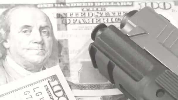 Оружие и деньги — стоковое видео