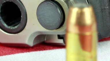 Tabanca ile Amerika Birleşik Devletleri bayrağı - sağ kolları ayı için