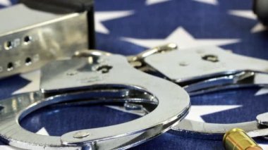 Kelepçe ve mühimmat Amerika Birleşik Devletleri bayrağı