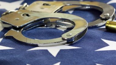 Kelepçe ve mühimmat Amerika Birleşik Devletleri bayrağı