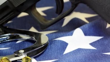 Kelepçe ve mühimmat Amerika Birleşik Devletleri bayrağı