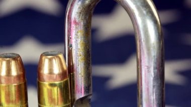Mühimmat ve Amerika Birleşik Devletleri bayrağı - Gun hakları ve silah kontrolü kavramı asma kilit