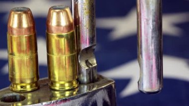 Mühimmat ve Amerika Birleşik Devletleri bayrağı - Gun hakları ve silah kontrolü kavramı asma kilit