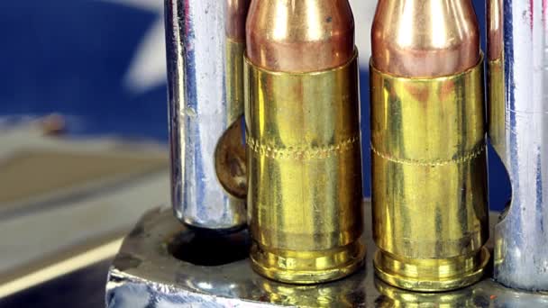 Ammunition och hänglås på USA flagga - Gun rättigheter och vapenkontroll koncept — Stockvideo