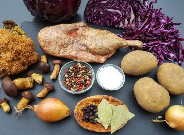 Kırmızı lahana ve orman mantarlı fırında ördek.